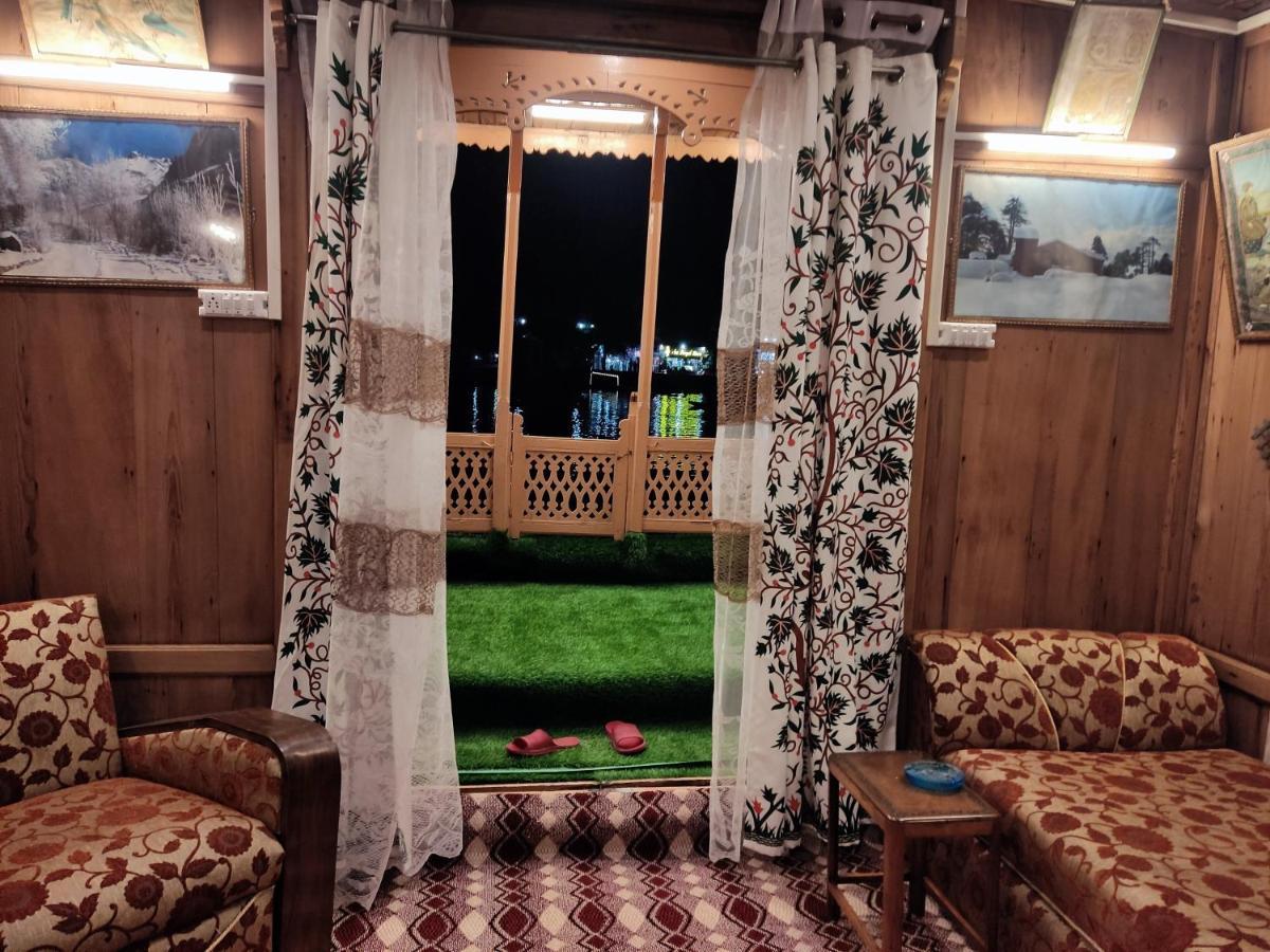 Houseboat Young Balmoral Castle Srīnagar Exterior foto