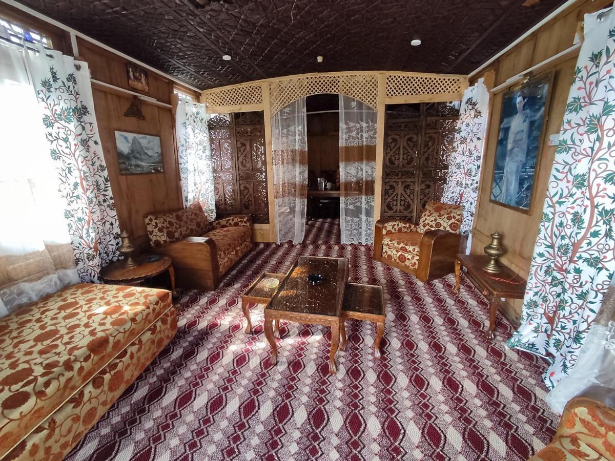Houseboat Young Balmoral Castle Srīnagar Exterior foto