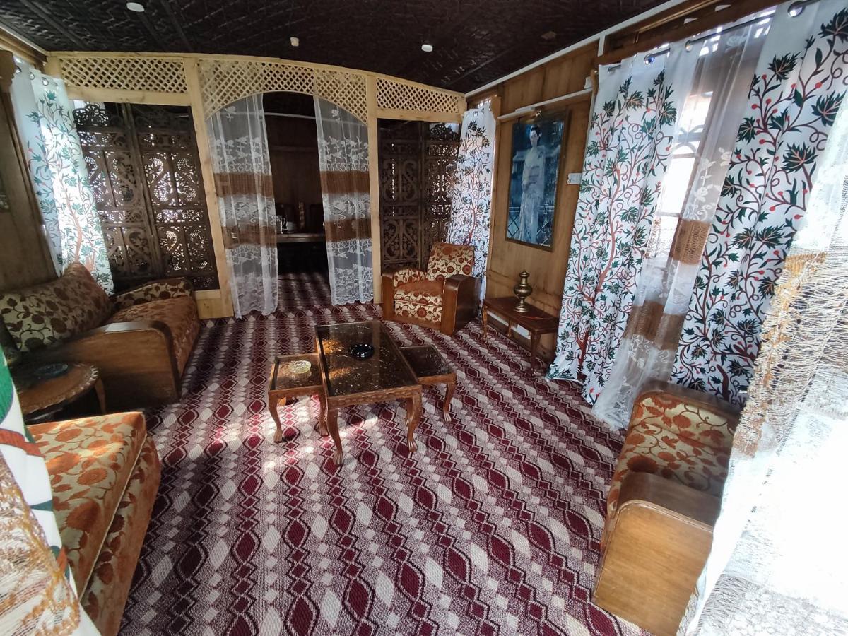 Houseboat Young Balmoral Castle Srīnagar Exterior foto