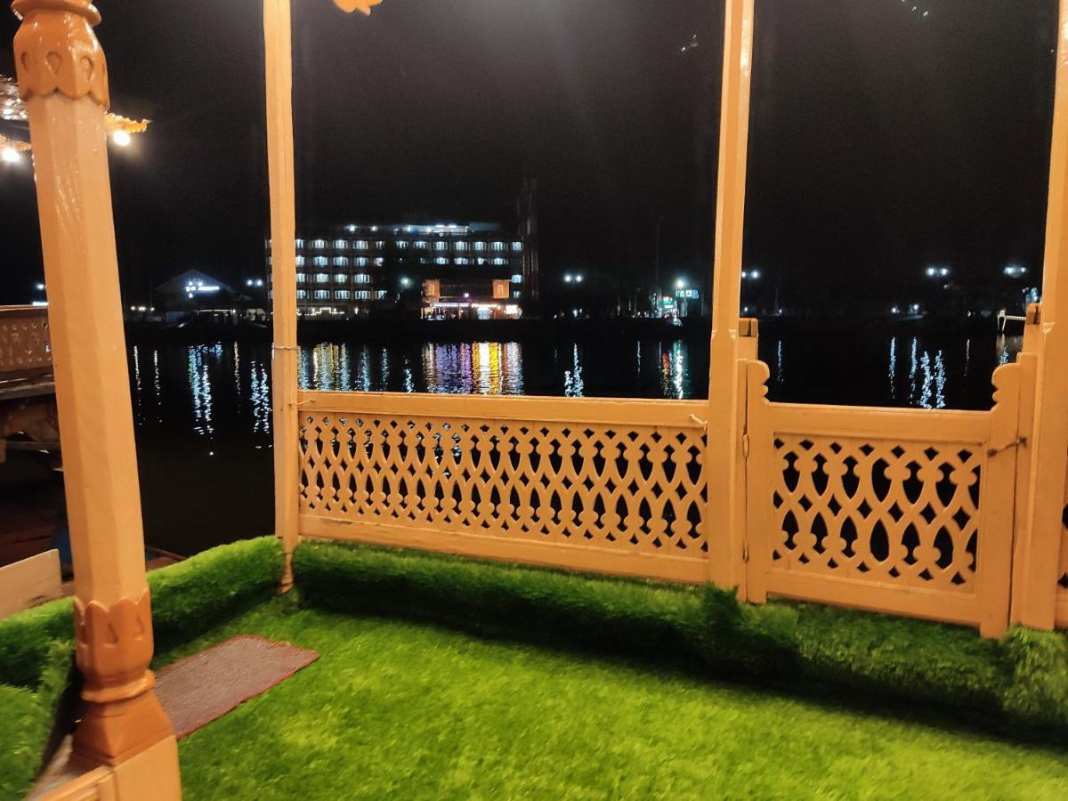 Houseboat Young Balmoral Castle Srīnagar Exterior foto