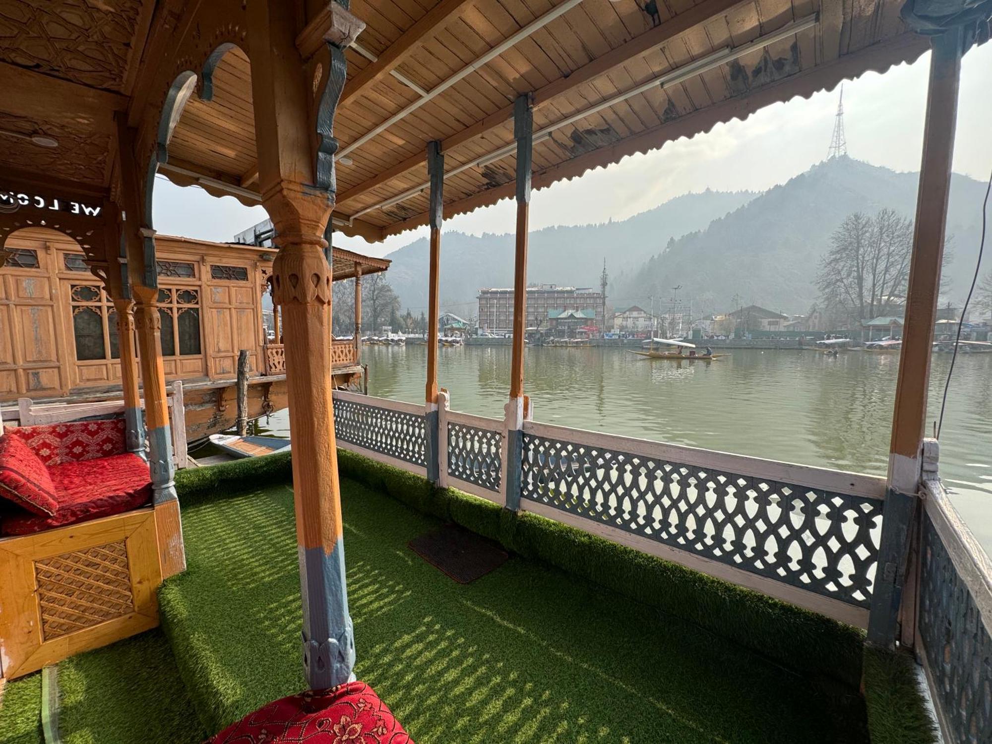 Houseboat Young Balmoral Castle Srīnagar Exterior foto